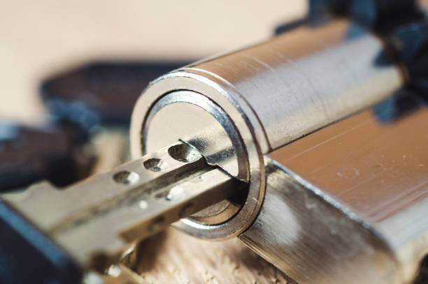 Bombín cilindro europerfil alta seguridad Keso Abus DormaKaba Yale Tesa FAC con llave insertada pines precisión - Cerrajeros MULTIPASE Murcia 24h cambio instalación bombines antibumping antitaladro antiextracción servicio urgente profesional económico pago tarjeta Bizum factura