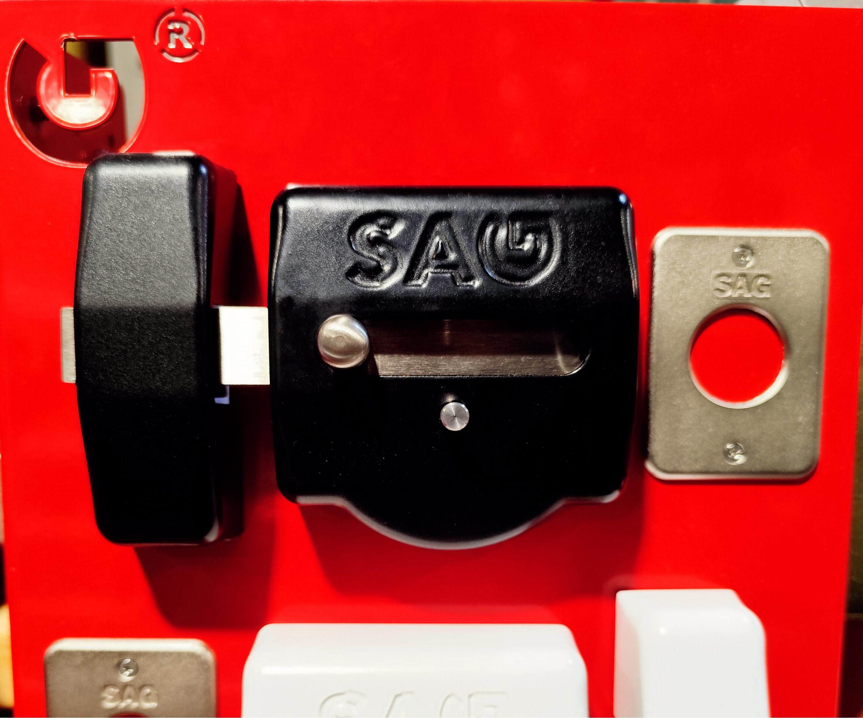 Cerrojos seguridad SAG panel exhibición profesional cerrojo negro SAG logo relieve escudos protectores metálicos cilindros europerfil cerrojos blancos componentes sistema - Cerrajeros MULTIPASE Murcia instalación cambio cerrojos SAG Tesa FAC Yale Lince Mottura Dierre antipalanca antitaladro antitaladro puerta blindada acorazada europerfil 24h urgente rapido economico precio transparente pago tarjeta Visa Mastercard American Express contactless datáfono TPV Bizum efectivo factura oficial IVA deducible garantía certificado homologado presupuesto sin compromiso Murcia centro Guadalupe Espinardo El Palmar La Alberca Cabezo Torres Churra